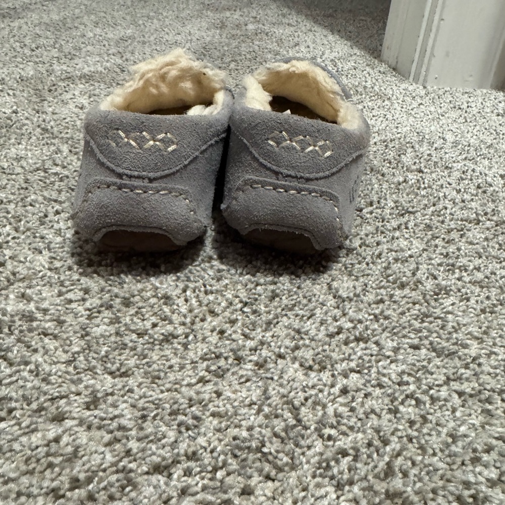 UGG Women’s Light Gray Ansley Water Resistant Suede Moccasin Slippers - Picture 11 of 11